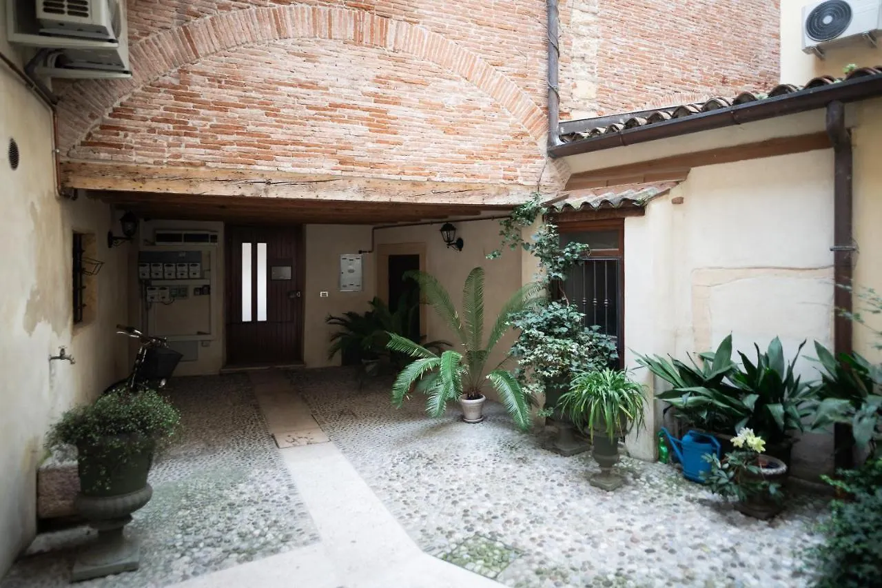 Becket Verona Flat 0*,  Italy